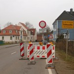 Gesperrte Mühlstraße vom Ortseingang her, Ende März 2016 | Foto: Heike Sichting Straßensperrung B 186