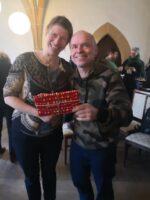 Geschenkübergabe unseres Vereins von Thomas Hiller an Esther Zeiher - Herbergselterntreffen (März 2023) | Foto: Jürgen Weidemann
